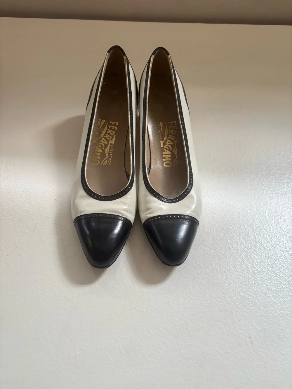 Vintage Salvatore Ferragamo Navy & White Spectator Pumps Heels 7.5 AA